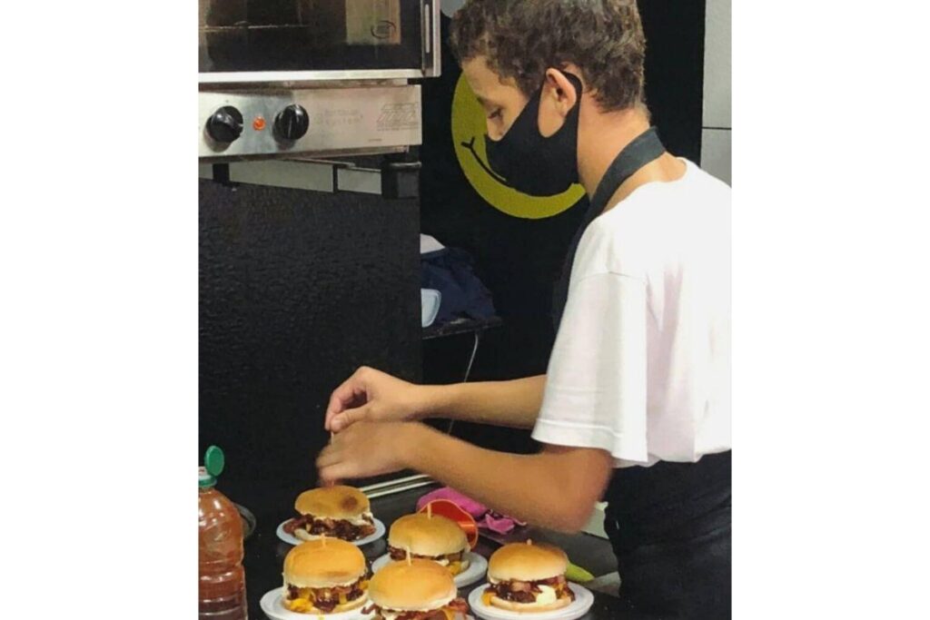 Menino de 13 anos usa as redes sociais para ajudar o negócio do pai