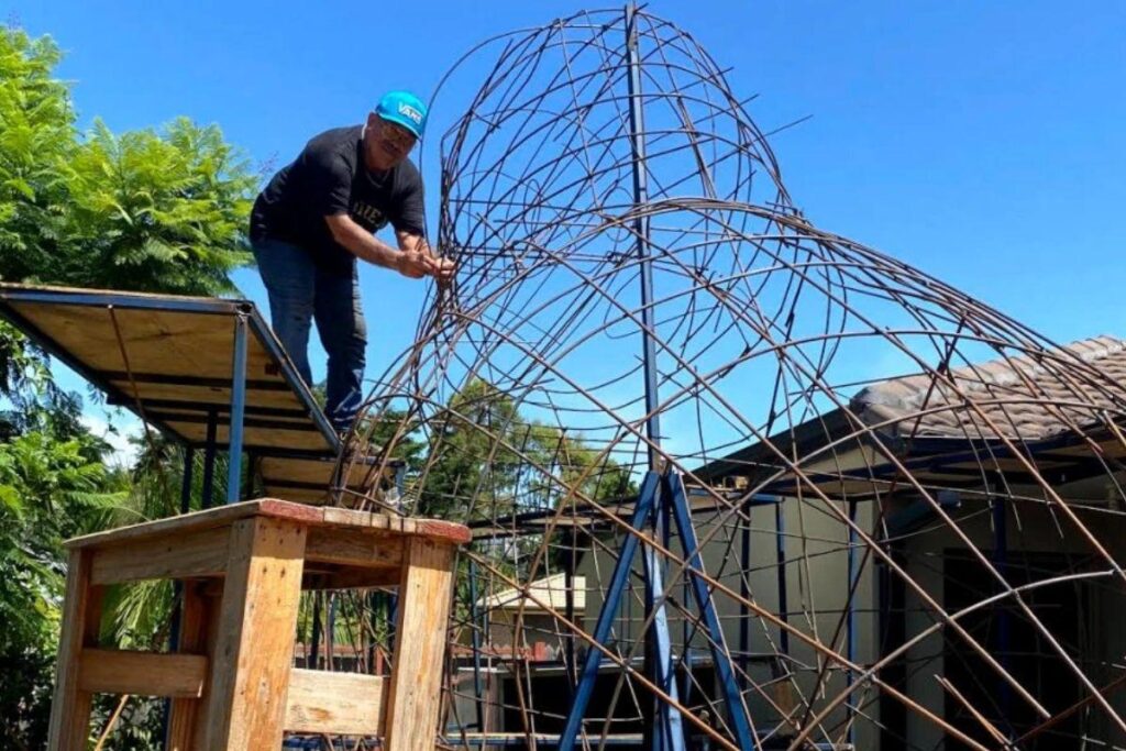 Ele utilizou o tempo livre que teve durante a quarentena e construiu uma escultura