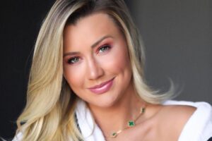 Vicky é a primeira filha do casal