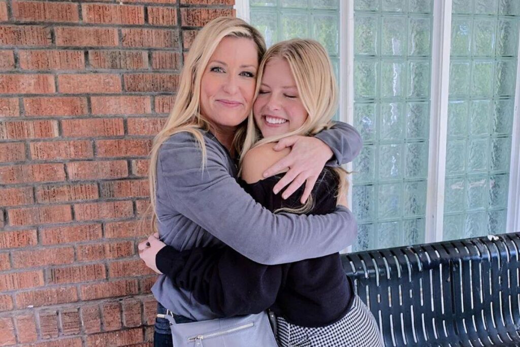 Mãe se apaixona por professor da filha durante a quarentena e estudante arma encontros virtuais entre os dois