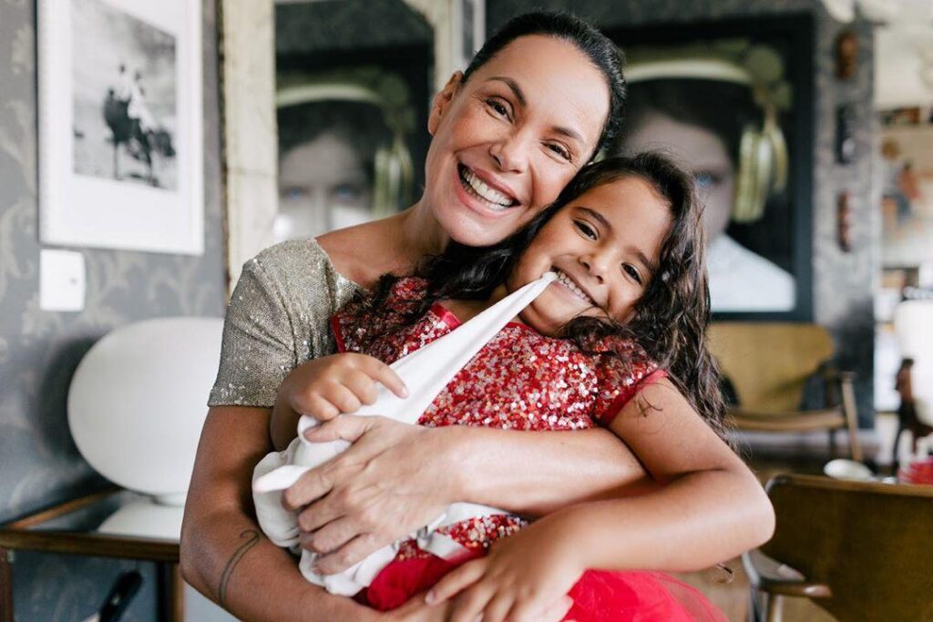 Carolina Ferraz e sua filha Izabel