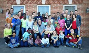 Família de 38 filhos passa quarentena na mesma casa depois de 12 membros contrairem o coronavírus