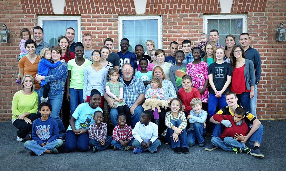 Família de 38 filhos passa quarentena na mesma casa depois de 12 membros contrairem o coronavírus