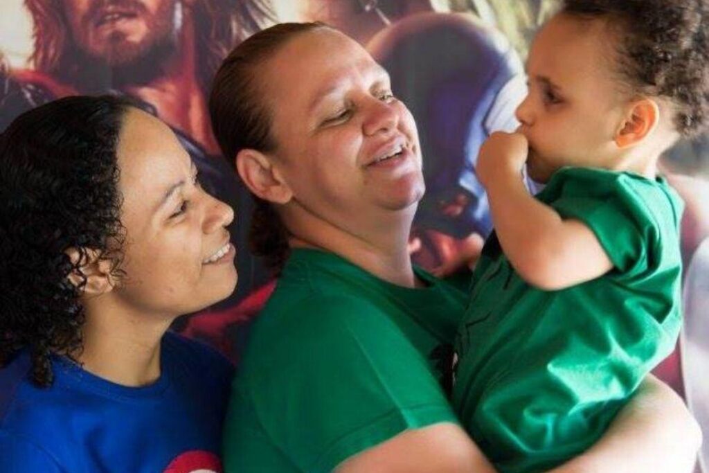 Casal de mães adota menino com deficiência visual e autismo