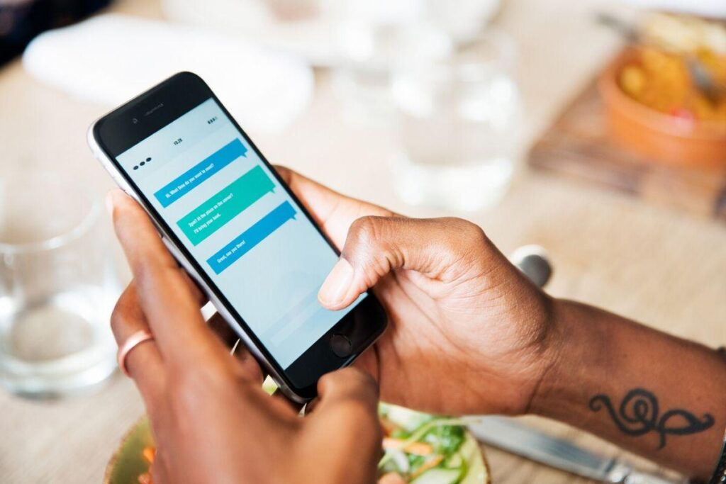 Unindo estranhos ao redor do mundo, serviço envia mensagens de apoio a profissionais na linha de frente da pandemia