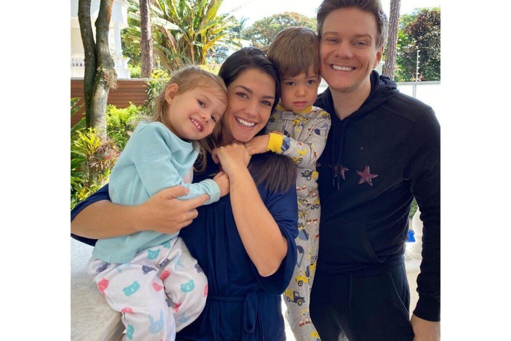 Thais tem dois filhos com Michel Teló
