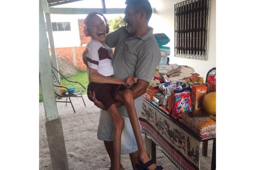 Homem adota sobrinho com paralisia cerebral