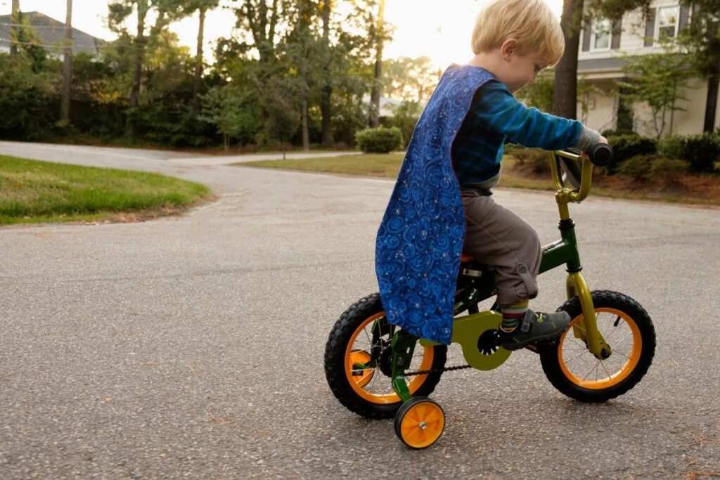 Confira dicas para ensinar seus filhos andarem de bicicleta de forma segura