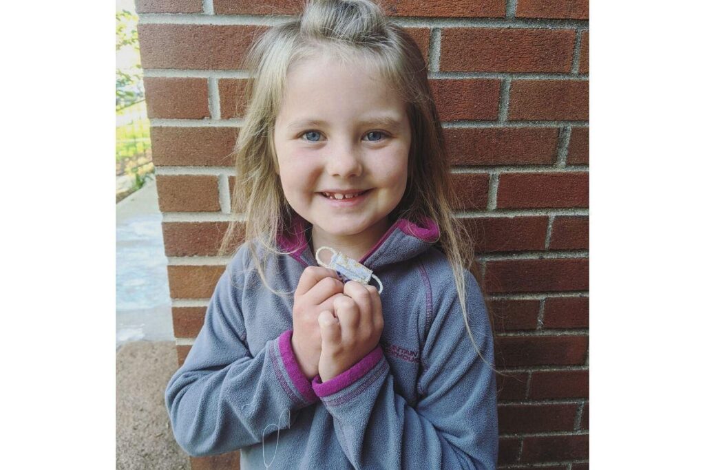 Mãe faz mini-máscara a pedido da filha para proteger fada do dente do coronavírus