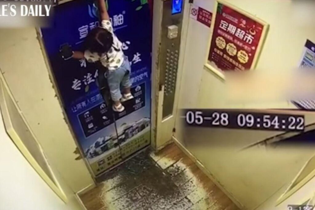 Enquanto ela estava do lado de dentro, a cuidadora ficou do lado de fora