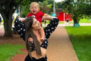 Carol Cola e o filho Gaian