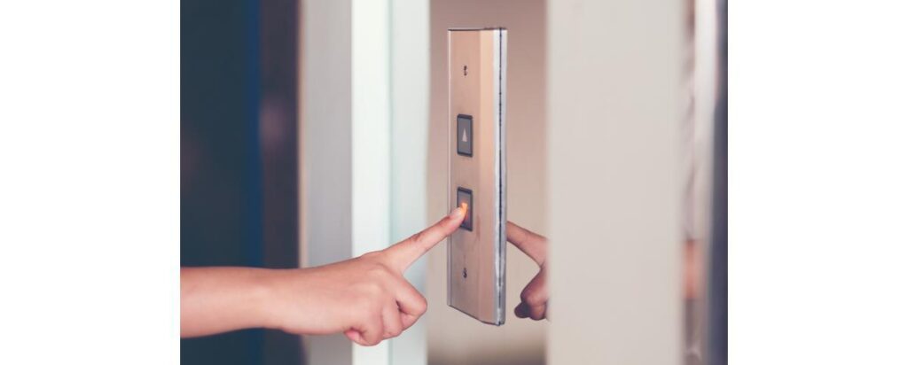 Especialistas americanos afirmam que transmissão da covid-19 por superfícies é menor