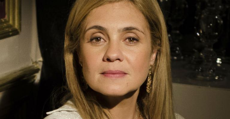 Adriana Esteves é vítima de brincadeira feita pelo filho