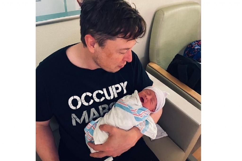 Elon Musk e seu filho recém-nascido