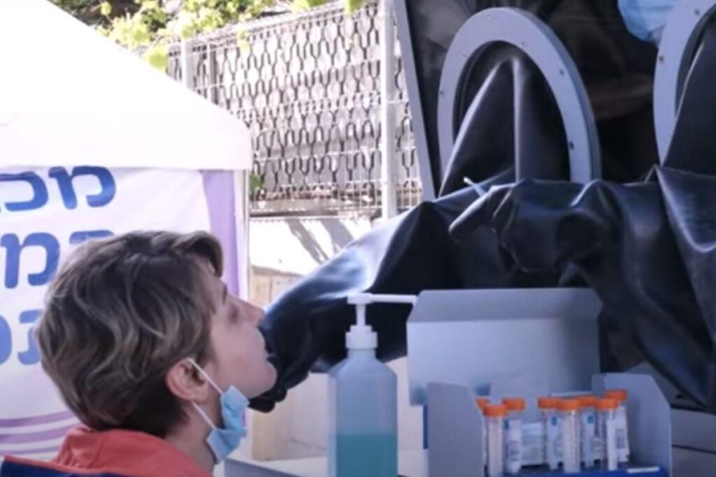 Israel cria máquina para proteger profissionais que aplicam testes do coronavírus