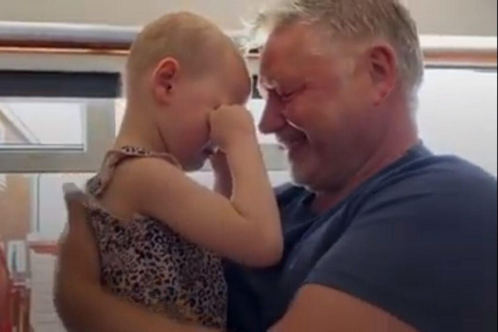 Pai reencontra filha após 7 semanas