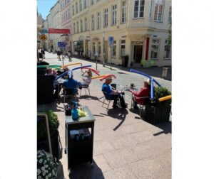 O estabelecimento teve uma ideia muito criativa para manter os clientes na distância recomendada