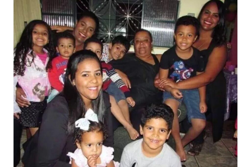 Maria Aparecida vive com três filhas e oito netos e aguarda auxílio emergencial