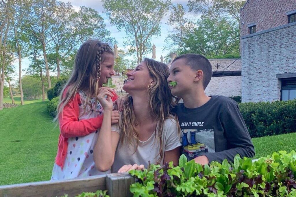 Gisele e a filha cortando o cabelo