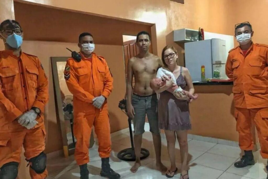 Recém-nascido engasga com leite materno e pais procuram os bombeiros por telefone