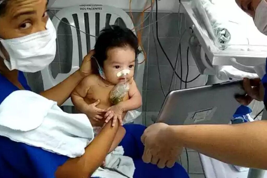 Mãe vê sua bebê internada na UTI via chamada de vídeo