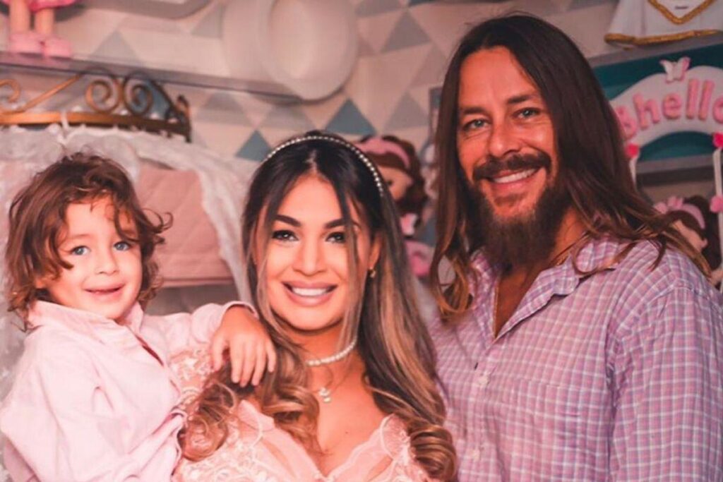 O casal anunciou a gravidez em novembro de 2019