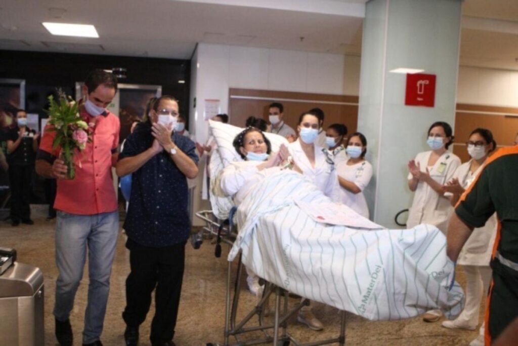 Maria Aparecida tem reencontro emocionante com a família após 51 dias internada