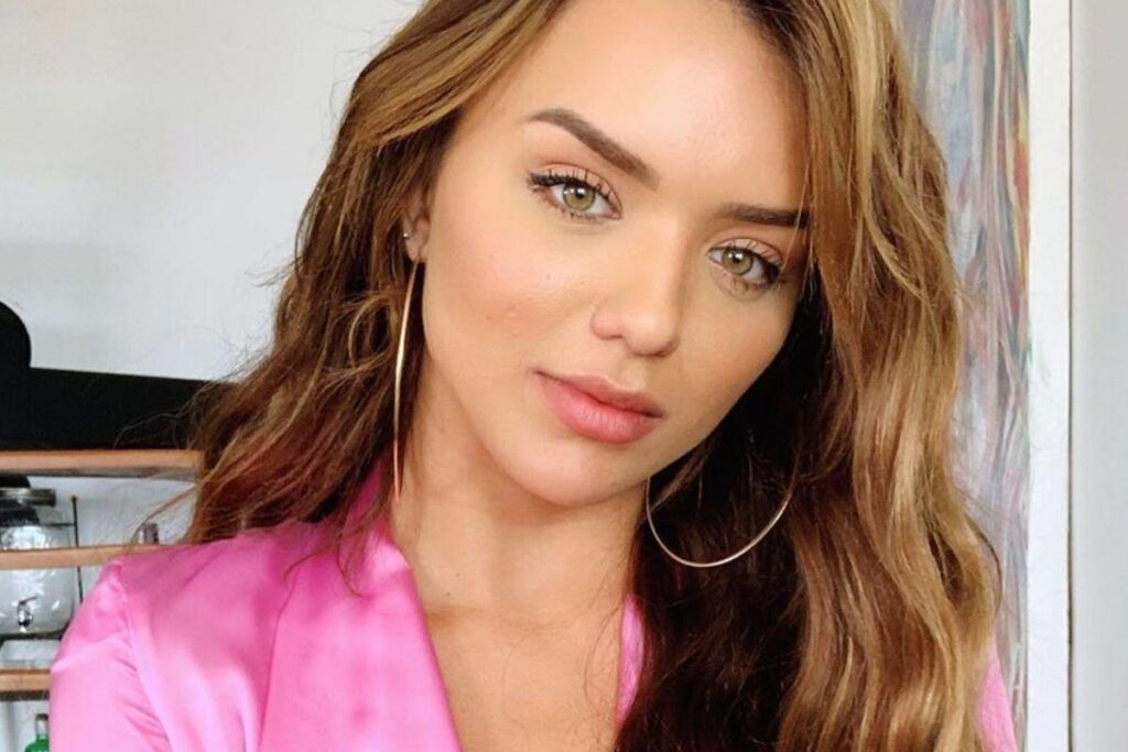 Rafa Kalimann troca de roupa com o pai