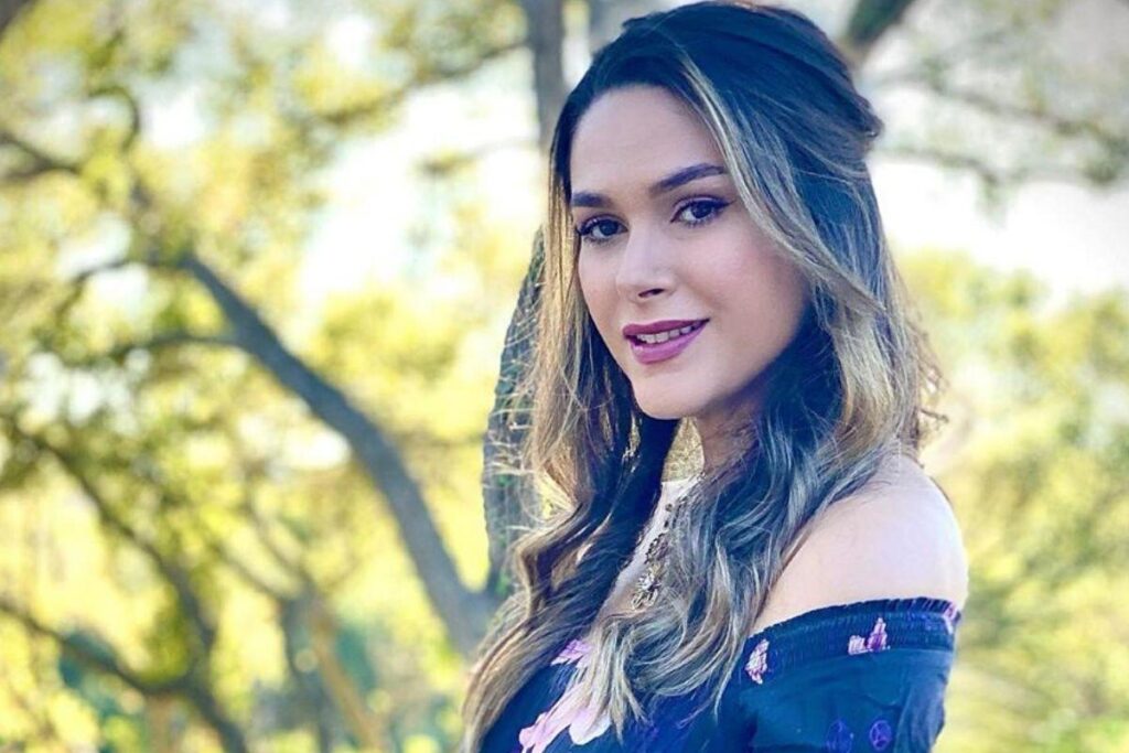 Fernanda Machado ao lado da família