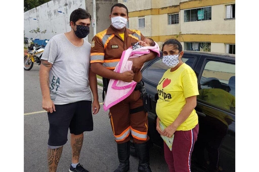 Agentes de trânsito salvam bebê que se engasgou