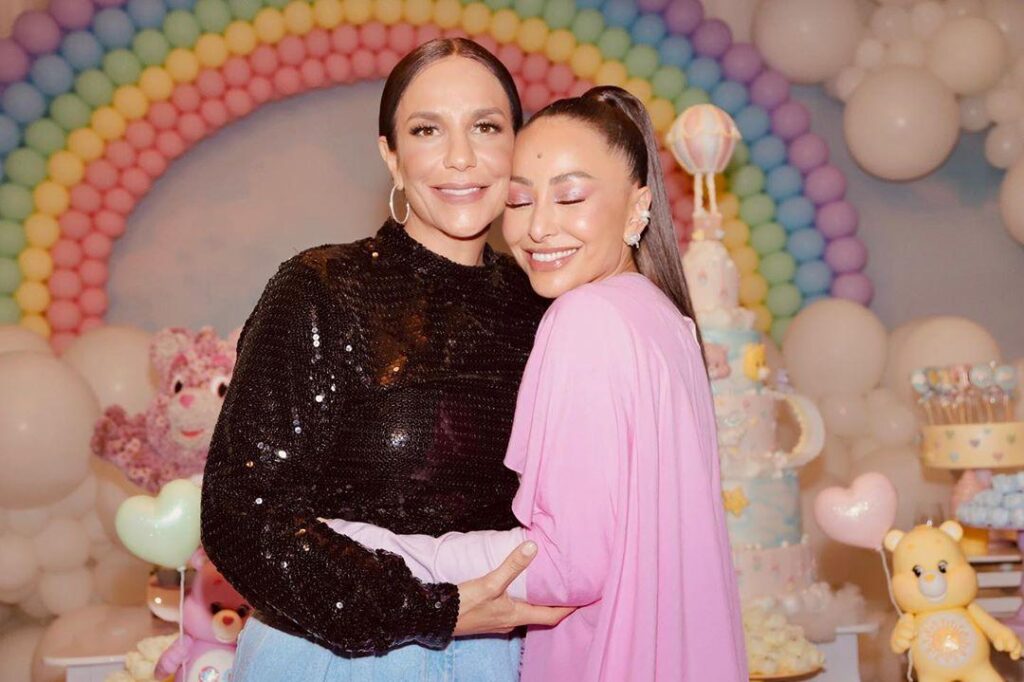 Zoe canta parabéns para celebrar o aniversário de Ivete Sangalo