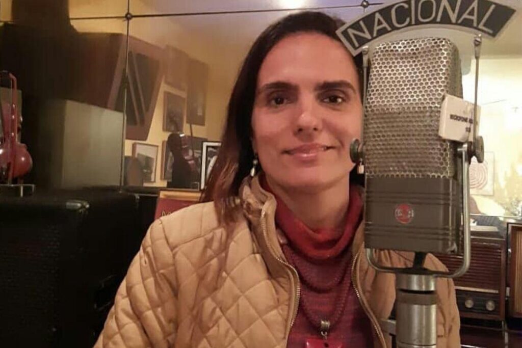 Juliana canta para os vizinhos