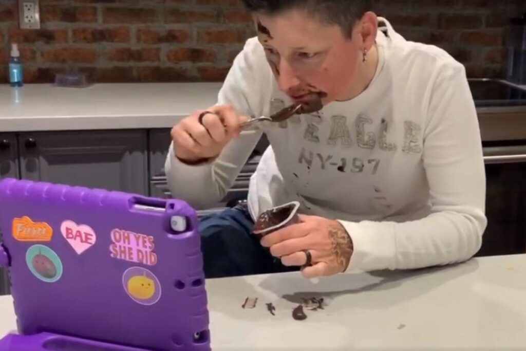 Mãe recria travessura dos filhos em vídeo