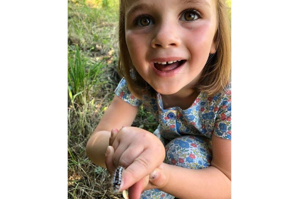 Garota faz alerta depois da filha ir parar no hospital por tocar uma lagarta
