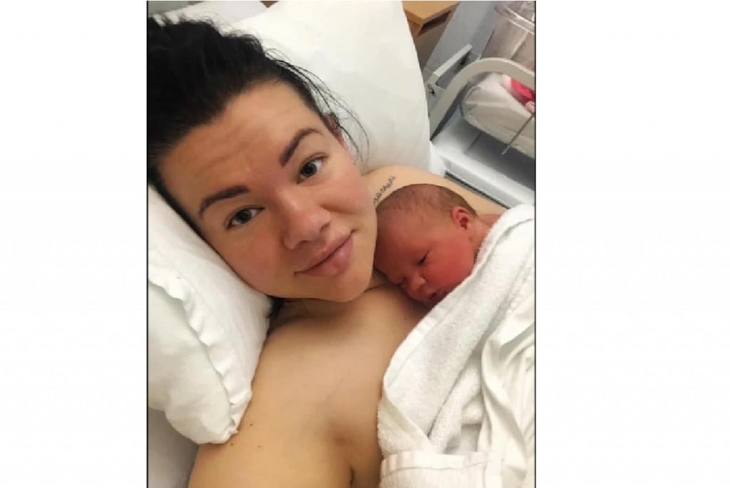 Danielle com suas duas filhas