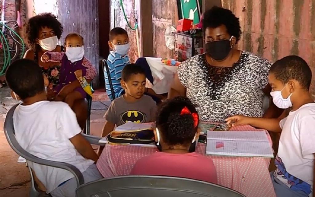 Apesar da dificuldade por causa do celular, a mãe afirma que as escolas sempre se dispuseram a ajudar ela   —