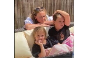 Mãe reencontra filhas após dois meses longe