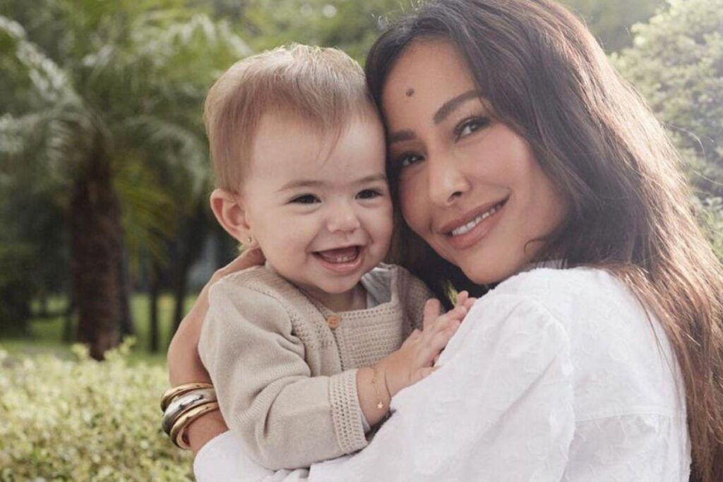 Sabrina Sato é mãe de primeira viagem