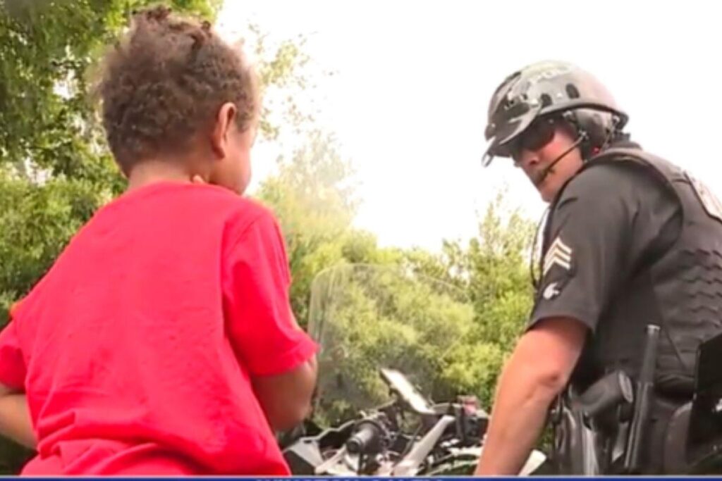 Criança decide conversar com policial em meio a protesto nos Estados Unidos