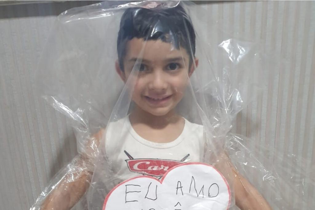 Menino usa “capa mágica” para poder abraçar o avô
