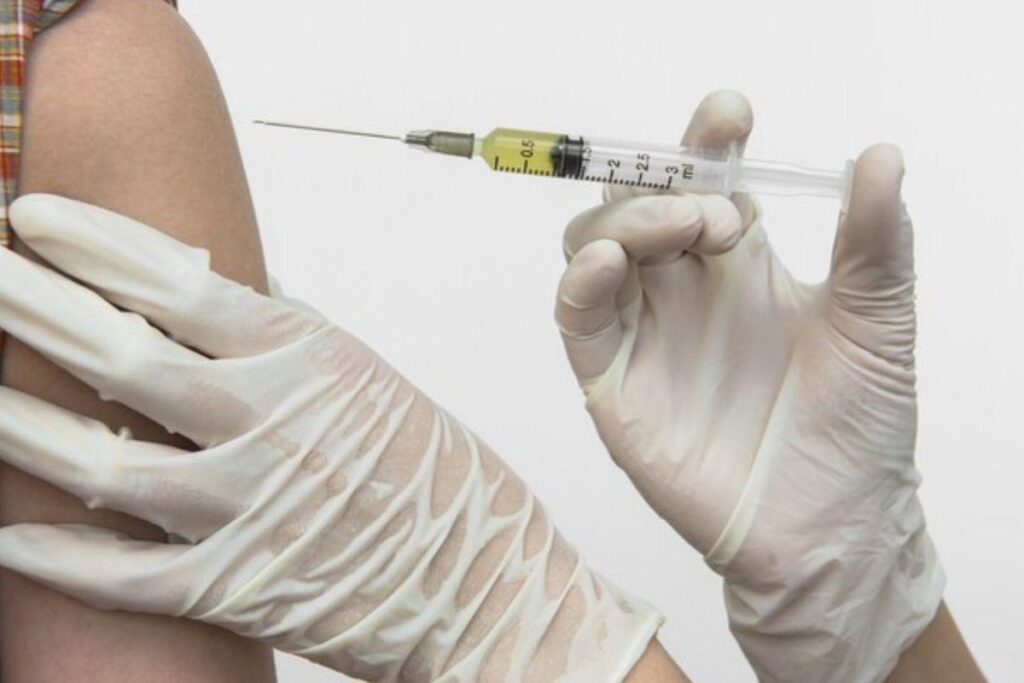 Veja como a vacina funciona na proteção contra a doença