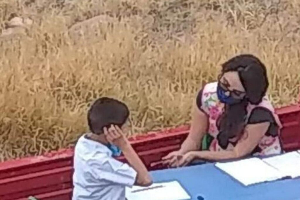 Professora transforma o próprio carro em sala de aula para ensinar durante isolamento – Imagem ilustrativa