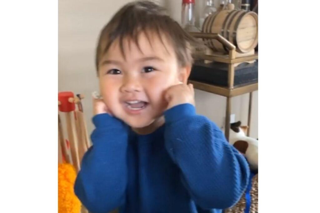 Bebê de 2 anos é considerado a criança mais educada da história