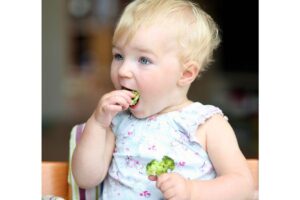 Seu filho se recusa a usar a colher? Veja o que fazer!