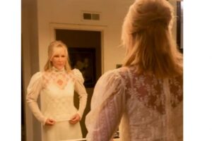 Filha registra mãe usando seu vestido de noiva 35 anos após casamento