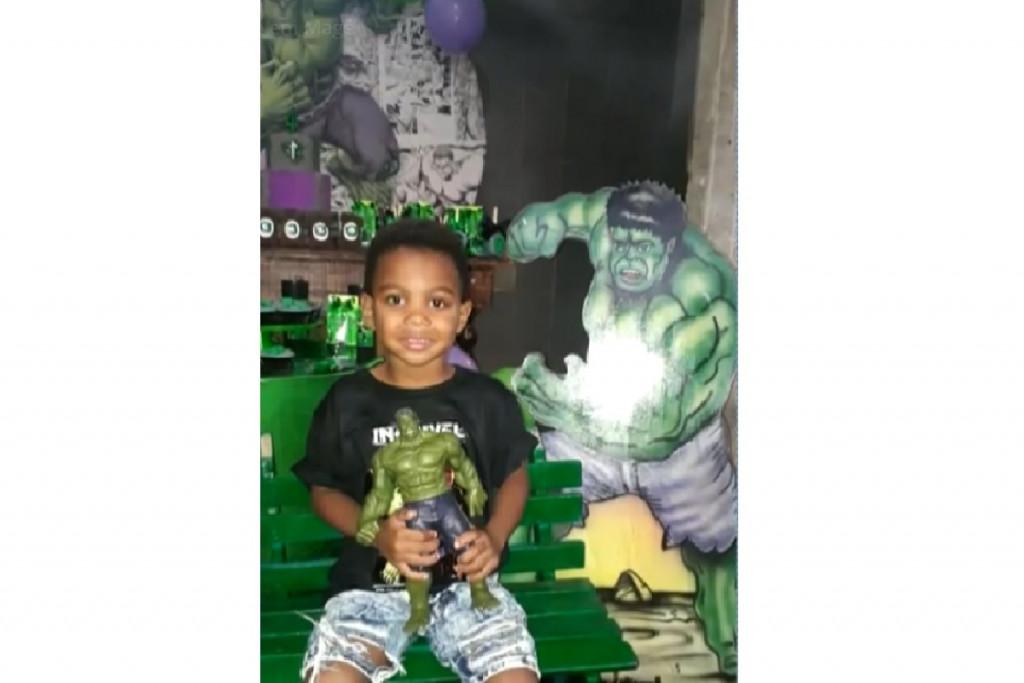 Enzo estava completando 4 anos de idade, feliz da vida com a festa de aniversário dele