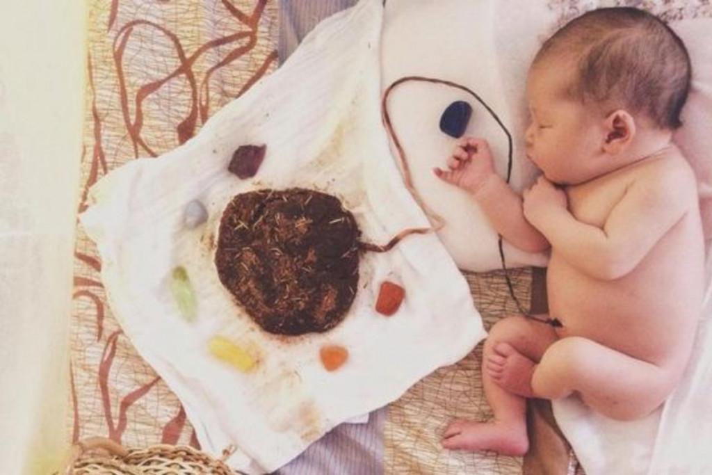 O parto de lótus implica em deixar o cordão umbilical se desprender naturalmente, ligado à placenta