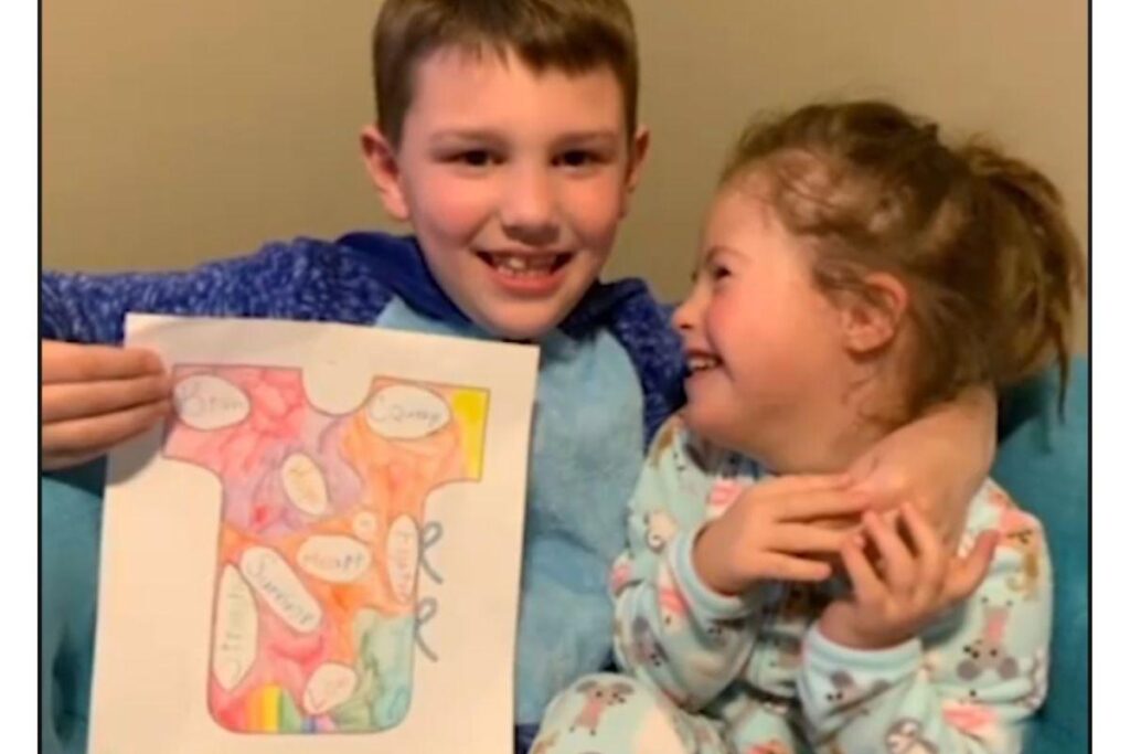 Menino de 7 anos desenha camisola hospitalar para irmã