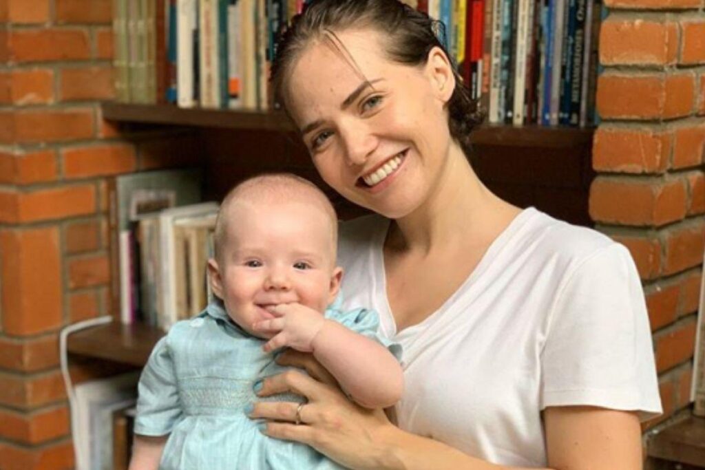 Letícia Colin mostra seu filho de 6 meses usando máscara durante entrevista ao vivo