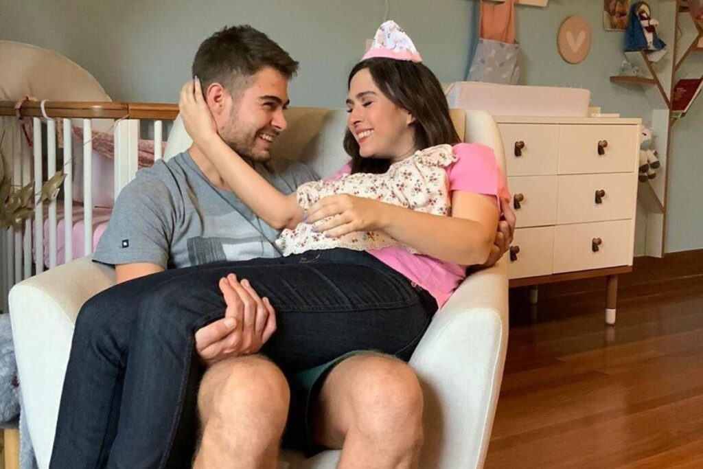 Tatá compartilha sua rotina com Rafa Vitti e a filha